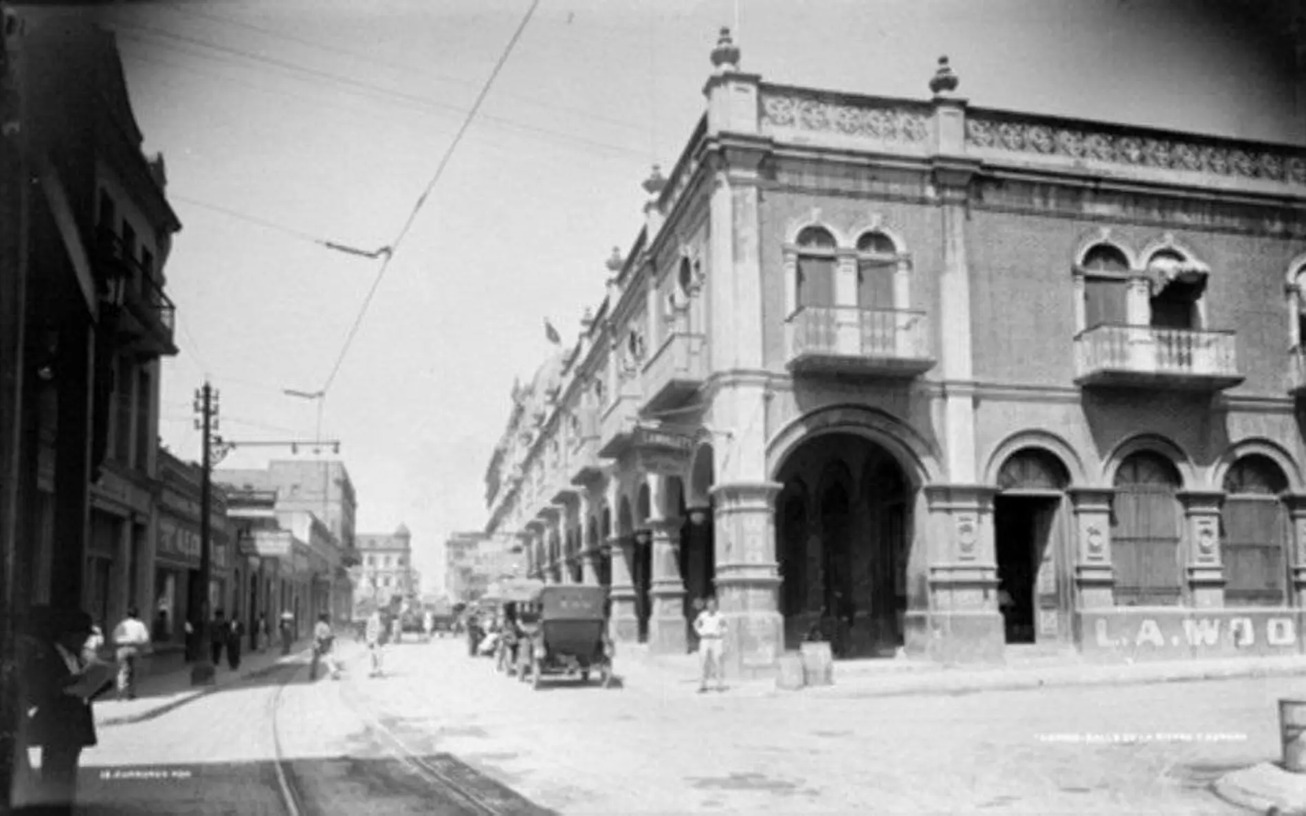 La Ribera tenía circulación de tranvías y automóviles y en sus portales se ofrecía de todo | Mediateca INAH